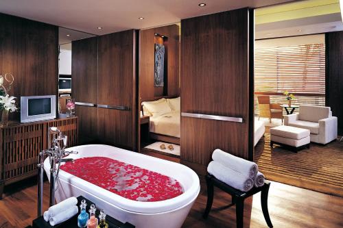 화장실, ITC 소나르, 어 럭셔리 컬렉션 호텔, 콜카타 (ITC Sonar, a Luxury Collection Hotel, Kolkata) in 콜카타 / 캘커타