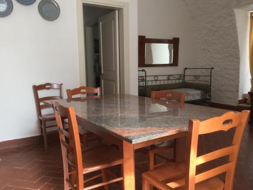 2 bedrooms, 5 beds