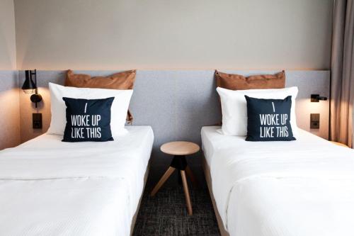 2 twin beds