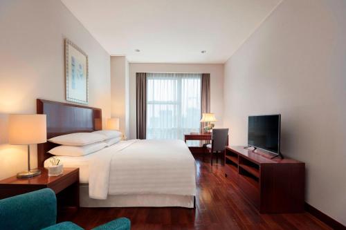 1 king bed, 2 queen beds