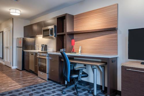 TownePlace Suites by Marriott Indianapolis Airport - image 7
