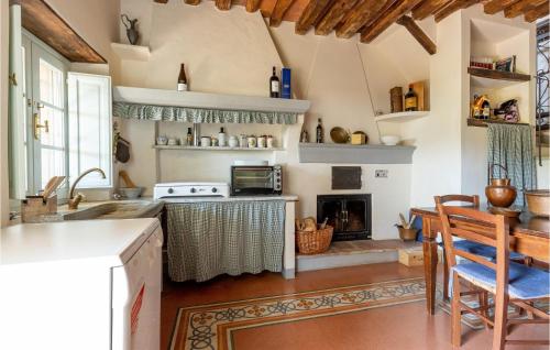 кухня, 3 Bedroom Gorgeous Home In Orbicciano in Монсаграті
