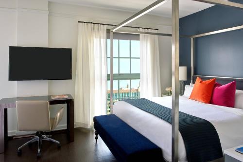 1 king bed, 1 sofa bed