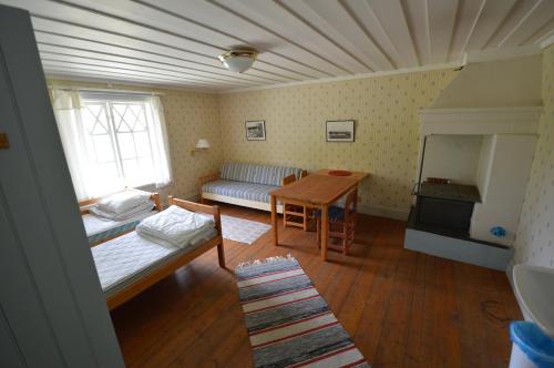 2 twin beds, 1 sofa bed