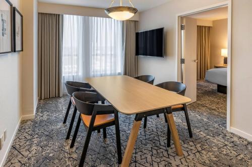 One-Bedroom Conference Suite