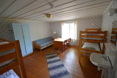 2 twin beds, 2 bunk beds, 1 sofa bed