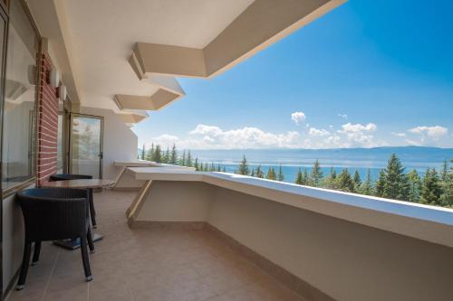 Suite with Lake View