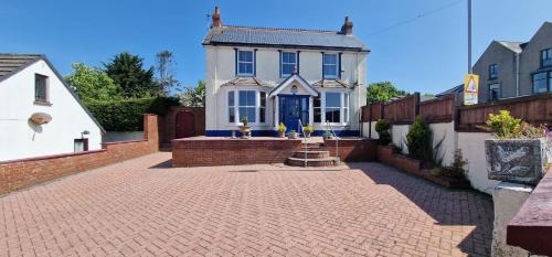 Lamack Vale House, Tenby, 5 Bedrooms with Private Heated Indoor Swimming Pool & Parking