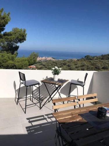 Secluded retreat, stunning sea and mountain views.