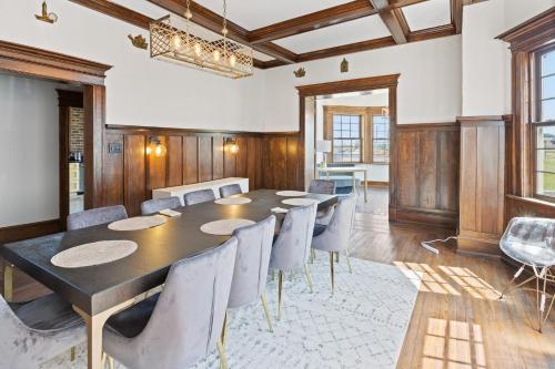 Grand Historic 8BR 6 5BA Mansion Waterfront Decks in Atlantic City, USA