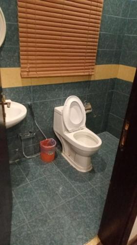 Bathroom, ال متعب سويتس الإزدهار 2 near Al Hokair Land