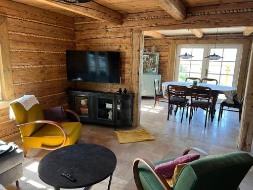 Koplietošanas atpūtas telpa ar TV, 120 letnia ChataBarutka w Górach z jacuzzi i sauną (120 letnia ChataBarutka w Gorach z jacuzzi i sauna) in Rychwald