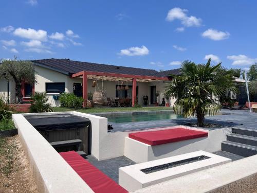 Villa 5 chambres avec piscine, jacuzzi, terrain. gîte à louer Varambon