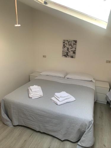 1 queen bed, 2 twin beds