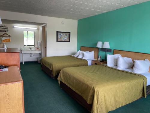 Horseshoe Curve Lodge - image 6