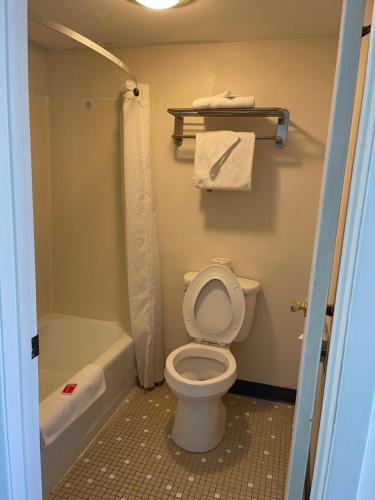 Horseshoe Curve Lodge - image 13