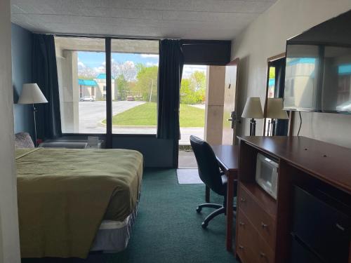 Horseshoe Curve Lodge - image 8