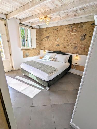 1 queen bed, 3 sofa beds