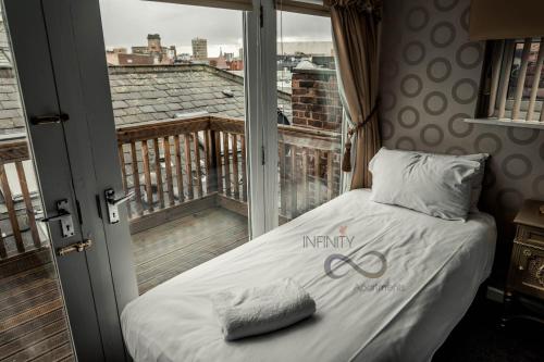 Party Pads Liverpool Sleeps 4 to 26 - image 10