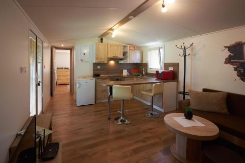 DOMKY U rieky obrázok