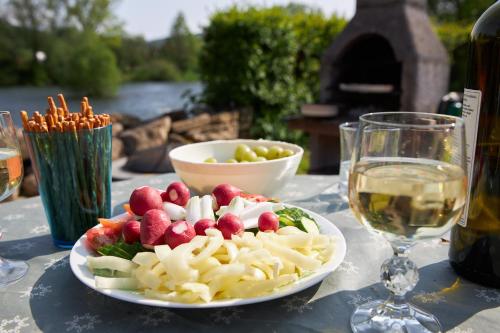 DOMKY U rieky obrázok