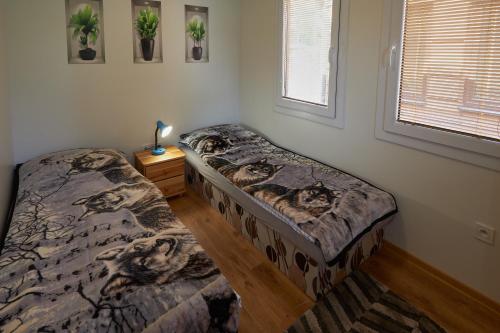 DOMKY U rieky obrázok