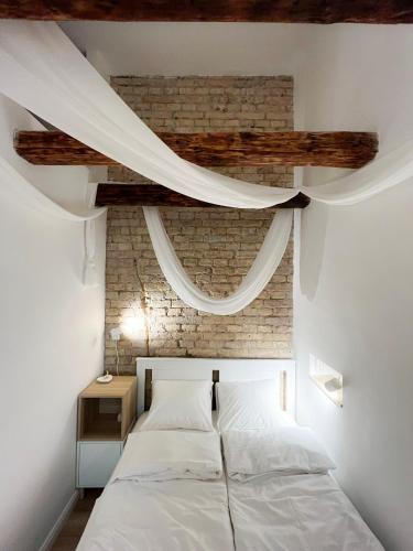 Brody Str 13 Studios Room Type - Studio Apartment