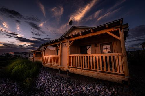 Miners Cabin #3 -Two Double Beds - Private Balcony - Walk to the Action