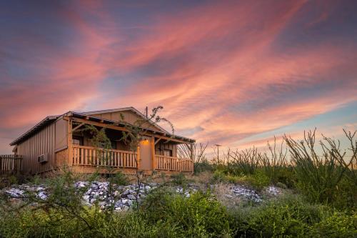 Miners Cabin #3 -Two Double Beds - Private Balcony - Walk to the Action