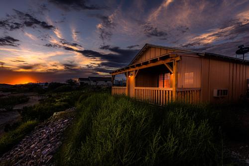 Miners Cabin #3 -Two Double Beds - Private Balcony - Walk to the Action