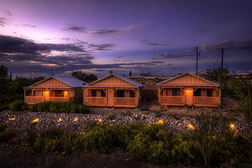 Miners Cabin #3 -Two Double Beds - Private Balcony - Walk to the Action