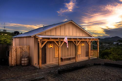 Miners Cabin #3 -Two Double Beds - Private Balcony - Walk to the Action