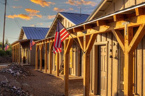 Miners Cabin #3 -Two Double Beds - Private Balcony - Walk to the Action