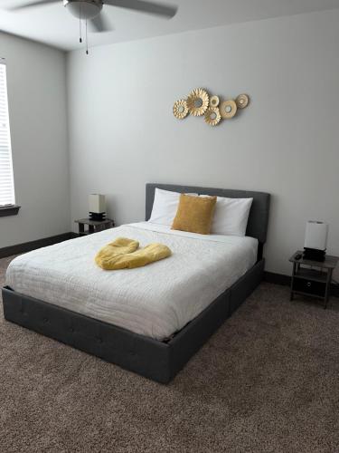 7 Min from IAH Business-Ready Condo w Pool & WiFi