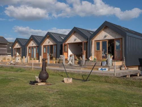 Little Tern, Beachside chalet 6, access to beach in Cowes West and Gurnard