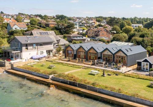 Little Tern, Beachside chalet 6, access to beach in Cowes West and Gurnard