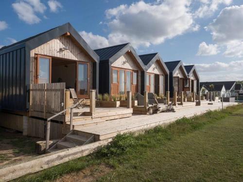 Little Tern, Beachside chalet 6, access to beach in Cowes West and Gurnard