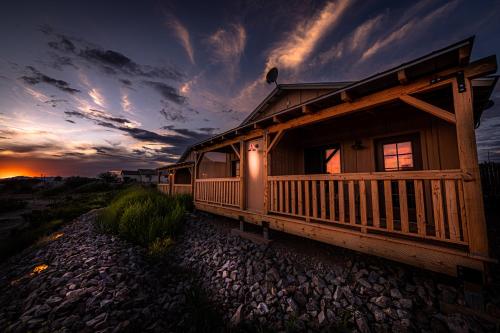 外部景觀, Miners Cabin #4 - King Bed - Private Balcony with Views in 湯姆斯通