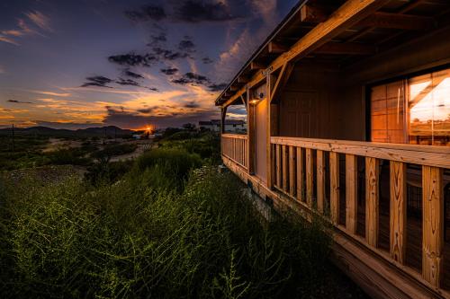 Miners Cabin #4 - One Queen Bed - Private Balcony with Views - Chalet - Tombstone