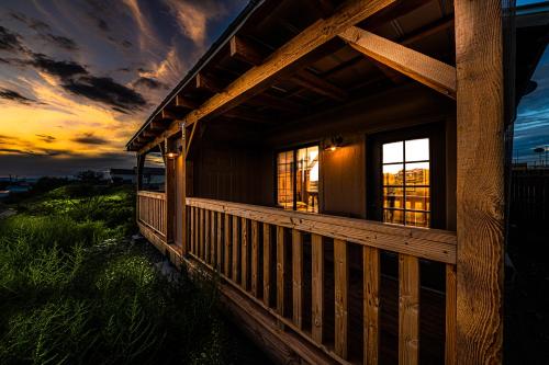 外部景觀, Miners Cabin #4 - King Bed - Private Balcony with Views in 湯姆斯通