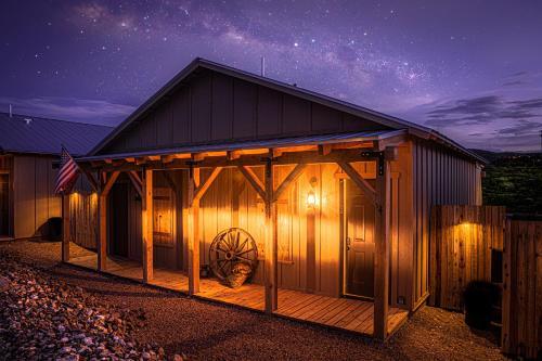 外部景觀, Miners Cabin #4 - King Bed - Private Balcony with Views in 湯姆斯通