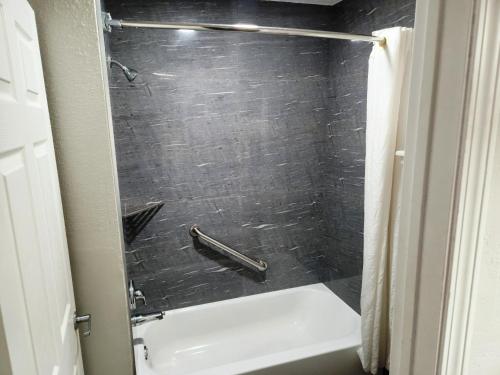 Express Inn Hobby Airport - 샤워실