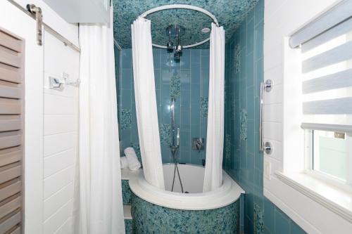 Studio with Spa Bath image 10