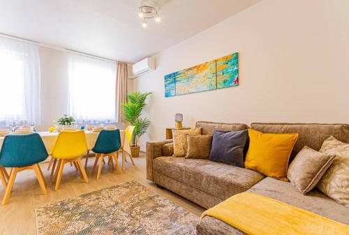 Roomy apartment 80sqm at city center FREE PARKING space, AC & balcony, Separate AC in all four rooms, Budapest