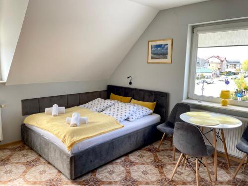 1 queen bed, 1 twin bed