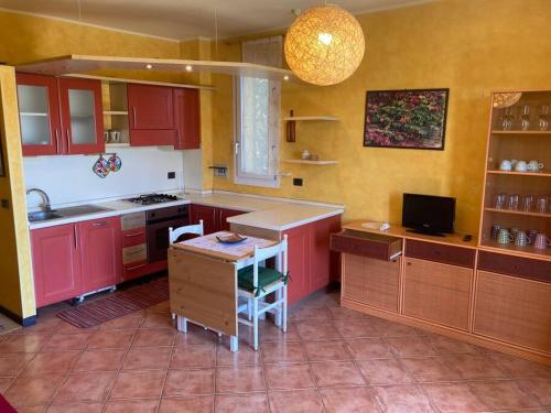  Casa di Ro - coloratissima a 300 metri dal mare in San Bartolomeo al Mare