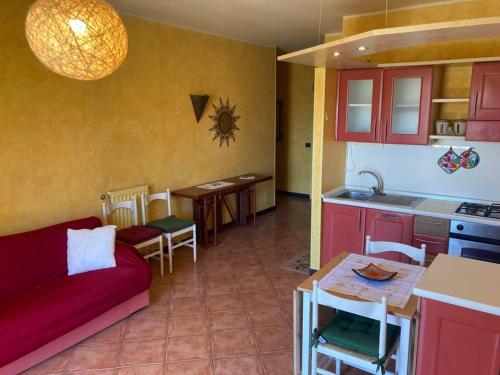  Casa di Ro - coloratissima a 300 metri dal mare in San Bartolomeo al Mare