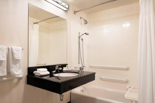 Fairfield Inn & Suites Redding - image 7