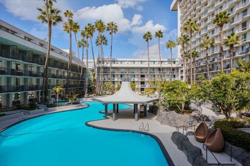 Los Angeles Airport Marriott - image 3