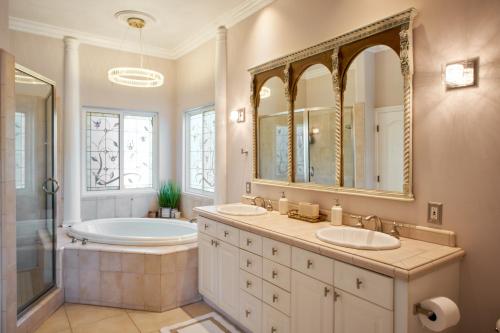 Luxury Home Ocean Views 5 min to Carlsbad Village in Carlsbad, USA